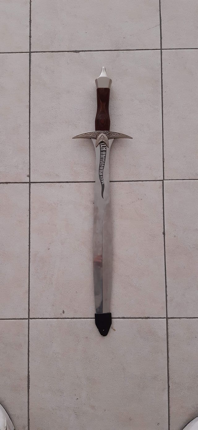 Spada con rune decorativa, tema fantasy. Simile alla spada di Sting da Il Signore degli Anelli.