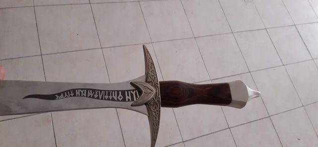 Spada con rune decorativa, tema fantasy. Simile alla spada di Sting da Il Signore degli Anelli.