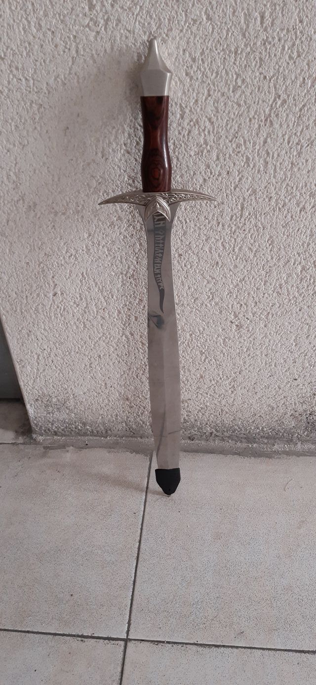 Spada con rune decorativa, tema fantasy. Simile alla spada di Sting da Il Signore degli Anelli.