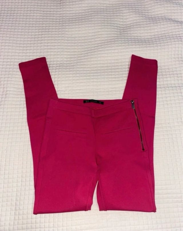 Pantalones pitillo rosas fucsia