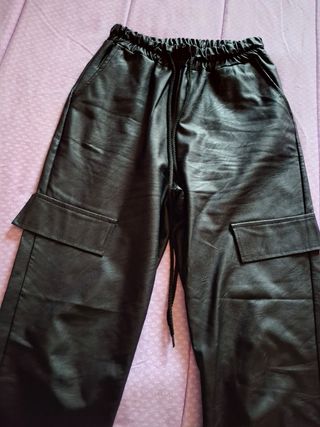 Pantaloni cargo ecopelle neri s