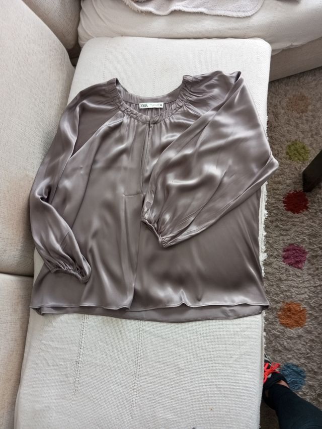 Blusa brillo Gris. Zara