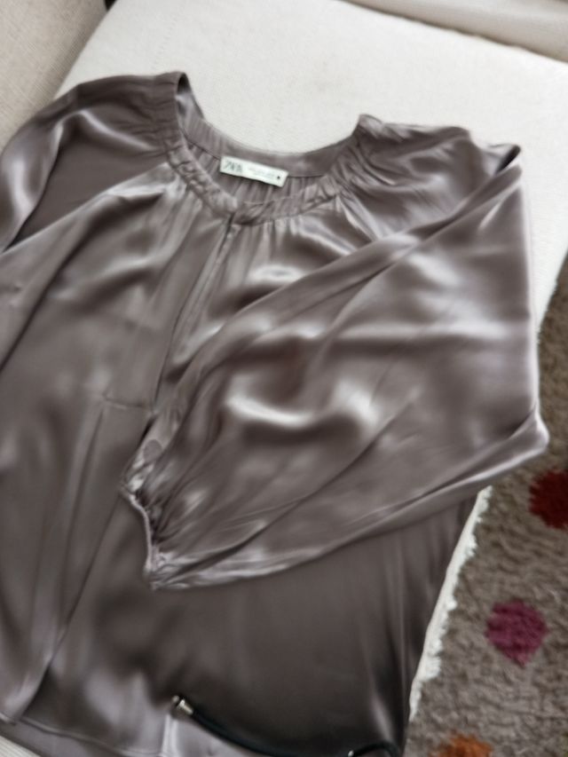Blusa brillo Gris. Zara