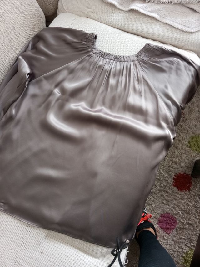 Blusa brillo Gris. Zara