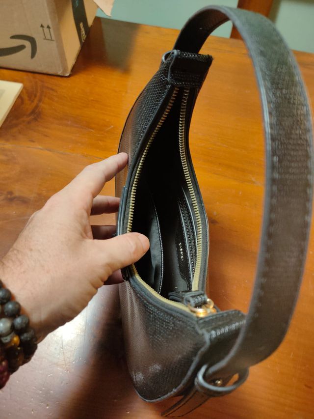 Borsa a spalla nera Carpisa - Elegante e pratica