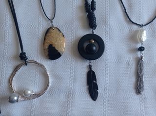 Lote de colgantes.