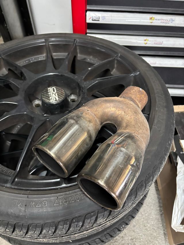 Cola de escape doble