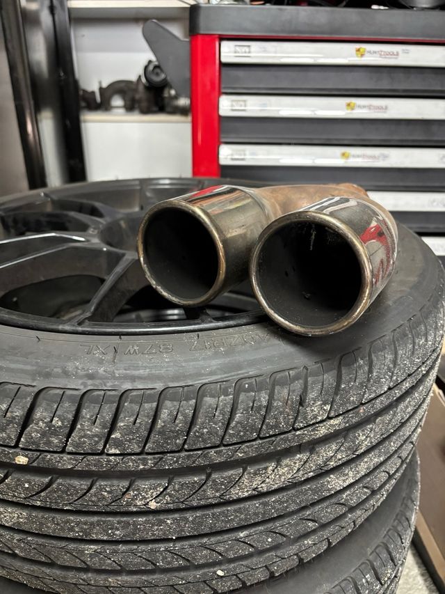 Cola de escape doble