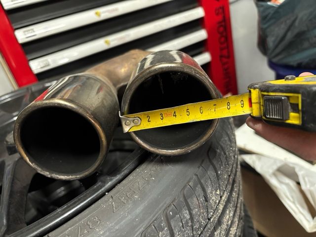 Cola de escape doble