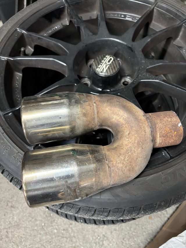 Cola de escape doble