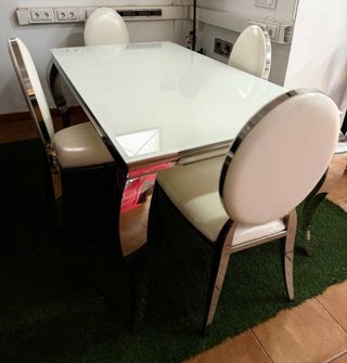 MESA COMEDOR Y 4 SILLAS