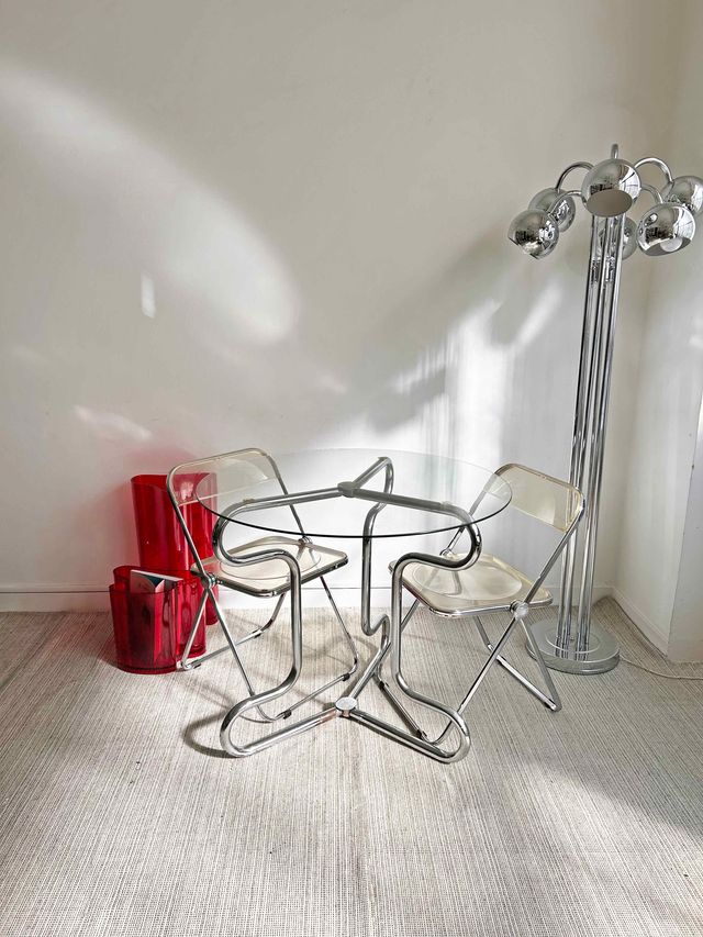 MESA CROMADA TRES PATAS Y SOBRE DE CRISTAL, AÑO 60