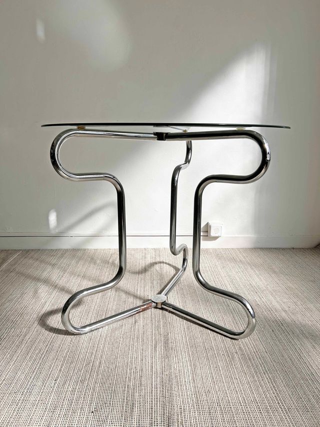 MESA CROMADA TRES PATAS Y SOBRE DE CRISTAL, AÑO 60