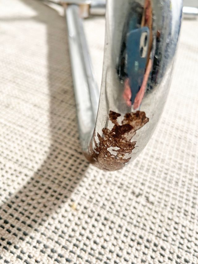 MESA CROMADA TRES PATAS Y SOBRE DE CRISTAL, AÑO 60