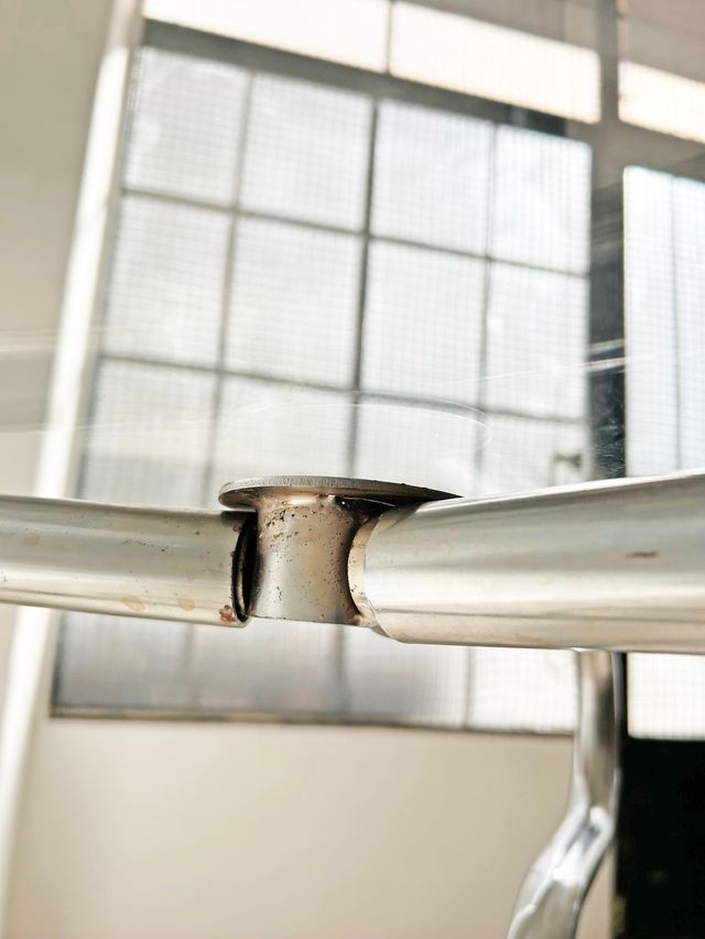 MESA CROMADA TRES PATAS Y SOBRE DE CRISTAL, AÑO 60