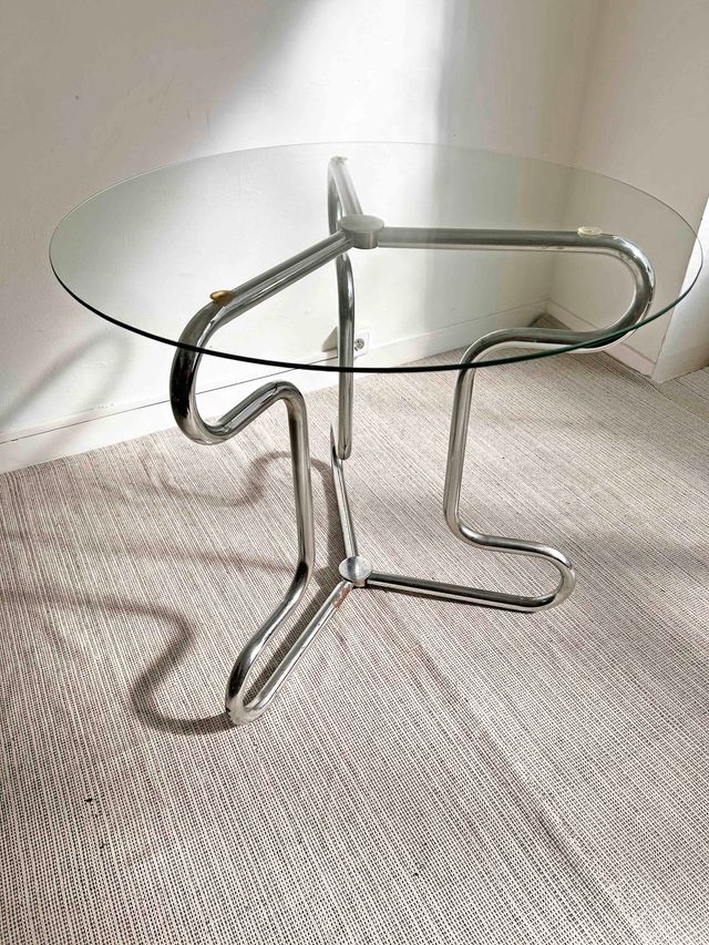 MESA CROMADA TRES PATAS Y SOBRE DE CRISTAL, AÑO 60