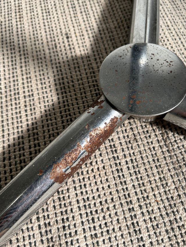 MESA CROMADA TRES PATAS Y SOBRE DE CRISTAL, AÑO 60