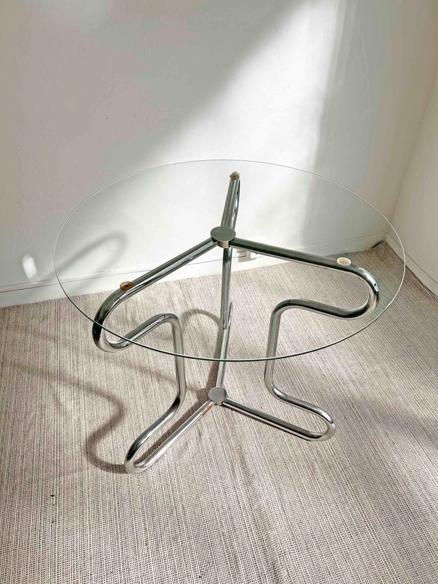 MESA CROMADA TRES PATAS Y SOBRE DE CRISTAL, AÑO 60