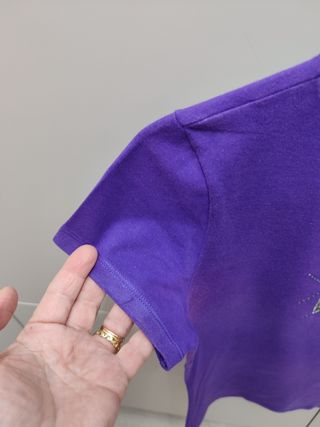 Precioso top color morado mangas cortas.