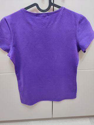 Precioso top color morado mangas cortas.