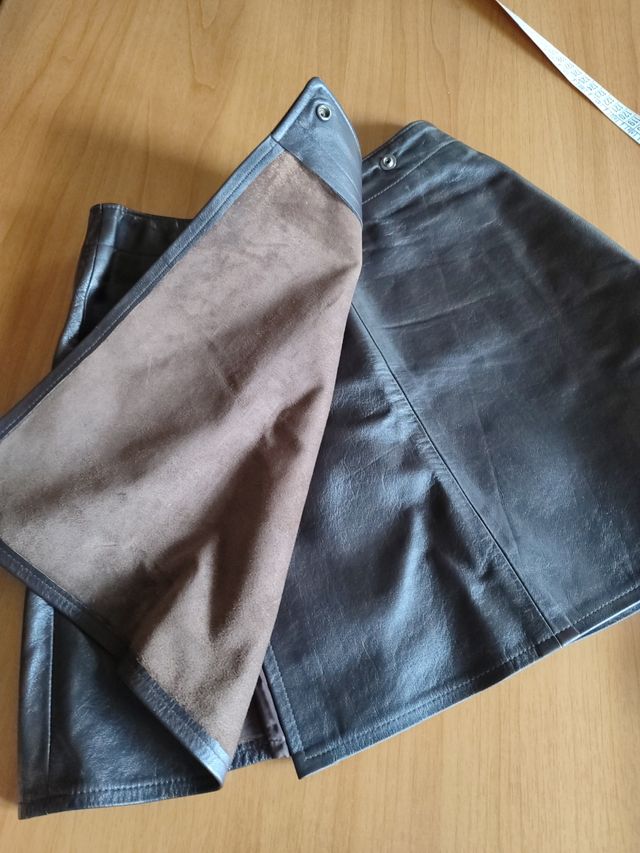 Minigonna in pelle nuova, a portafoglio
