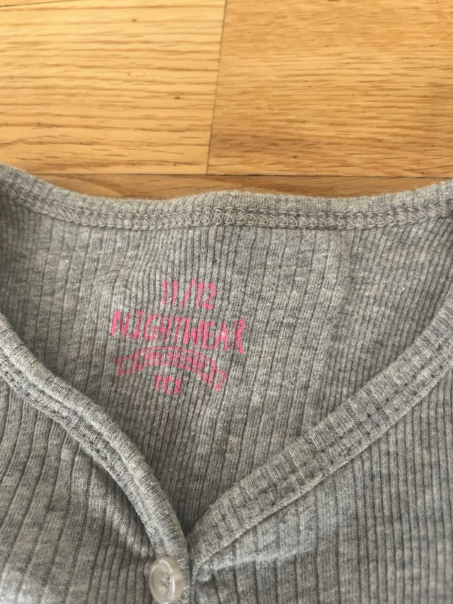 Camisa blanca y camiseta gris. Talla 12 años