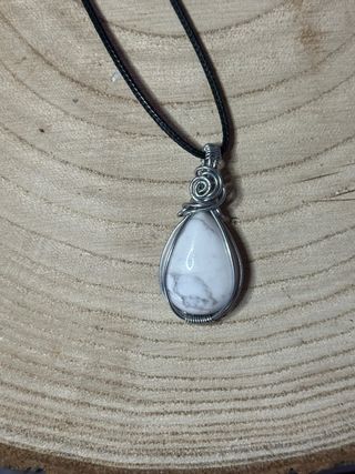 ciondolo Howlite fatto a mano