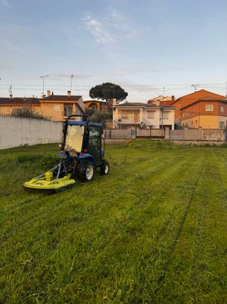 Rifilatura con un trattore