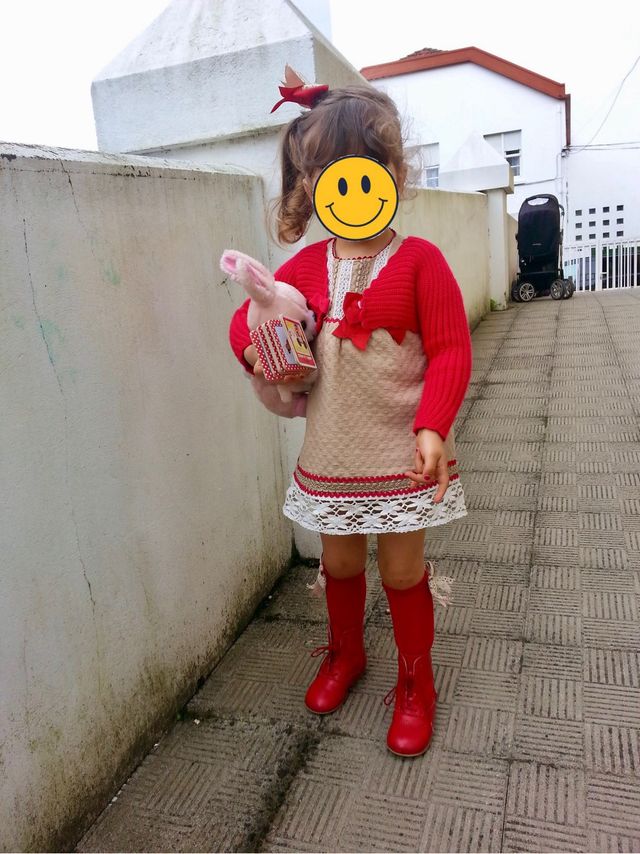 Conjunto vestido capota cubrepañal beige y rojo Talla 3 años Estilo clásico y elegante