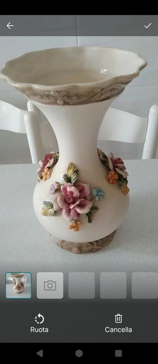 Vaso con decorazioni sollevate