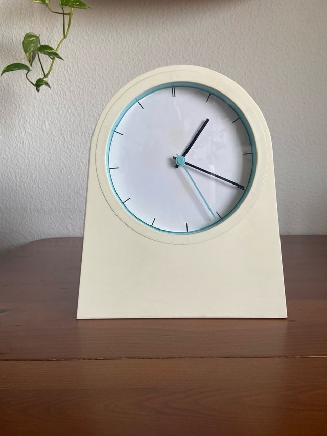 IKEA POFFARE Reloj de pared Mesa Revistero Diseño Maria Baliova de