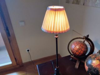 Lampara Vintage de mesa de metal bronceado.