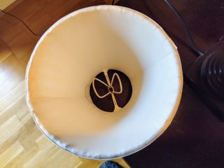 Lampara Vintage de mesa de metal bronceado.