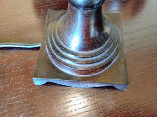 Lampara Vintage de mesa de metal bronceado.