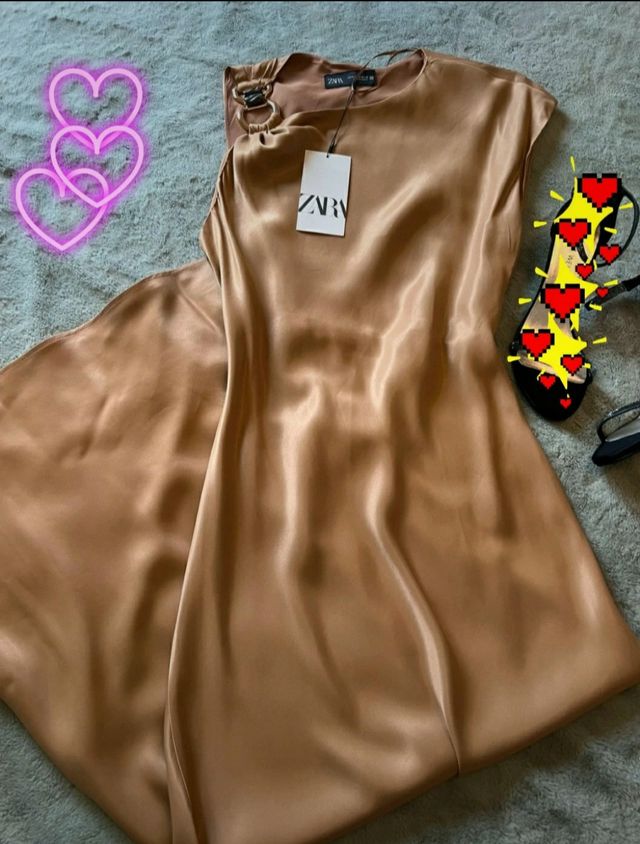 Vestido satinado con aplique