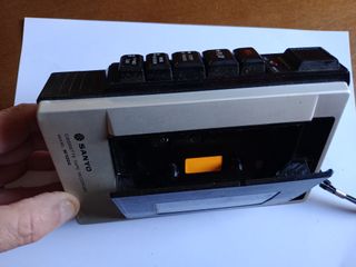 Riproduzione di cassette a nastro Sanyo M1000 vintage