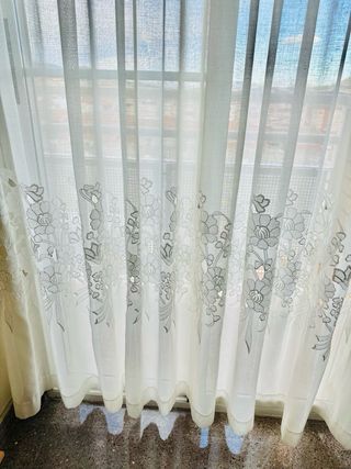 Cortina comedor color crudo  Tela de hilo con bordado con recorte