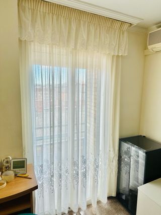Cortina comedor color crudo  Tela de hilo con bordado con recorte