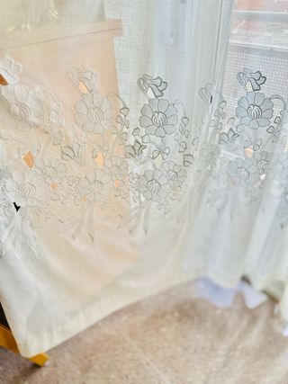 Cortina comedor color crudo  Tela de hilo con bordado con recorte