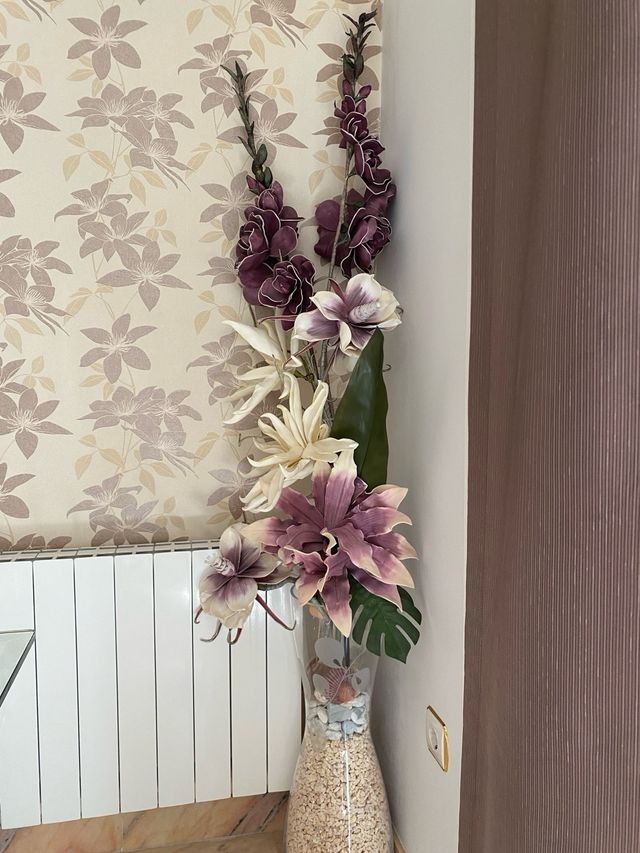 Jarron cristal grande con flores y piedras todo in