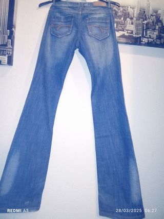 Pantalones vaqueros azules acampanados