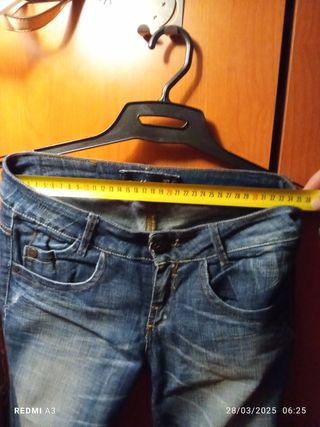 Pantalones vaqueros azules acampanados