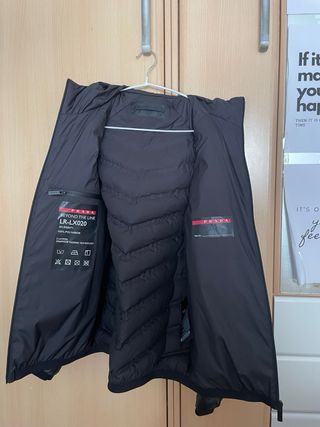 Chaqueta negra de pluma Prada