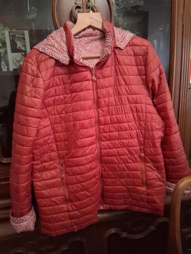 Chaqueta.reversible.se puede quitar la capucha.