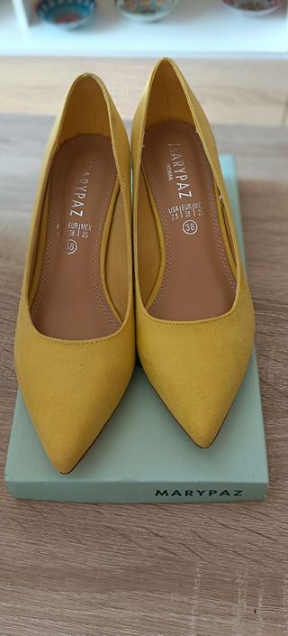 Zapato tacón bajo tipo Stilleto amarillo