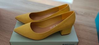 Zapato tacón bajo tipo Stilleto amarillo