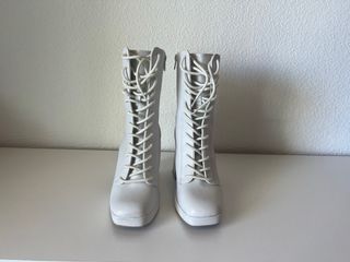 Botín con cordones marca Bershka