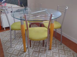 MESA DE COMEDOR Y CUATRO SILLAS