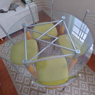 MESA DE COMEDOR Y CUATRO SILLAS