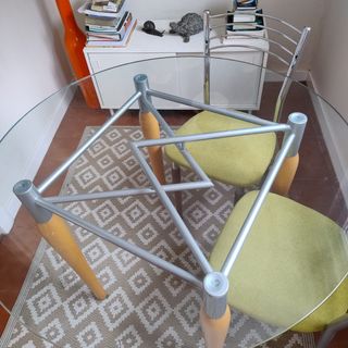MESA DE COMEDOR Y CUATRO SILLAS